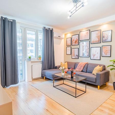 Spacious Newly Renovated 2Br Apartments With Balcony بوخارست المظهر الخارجي الصورة