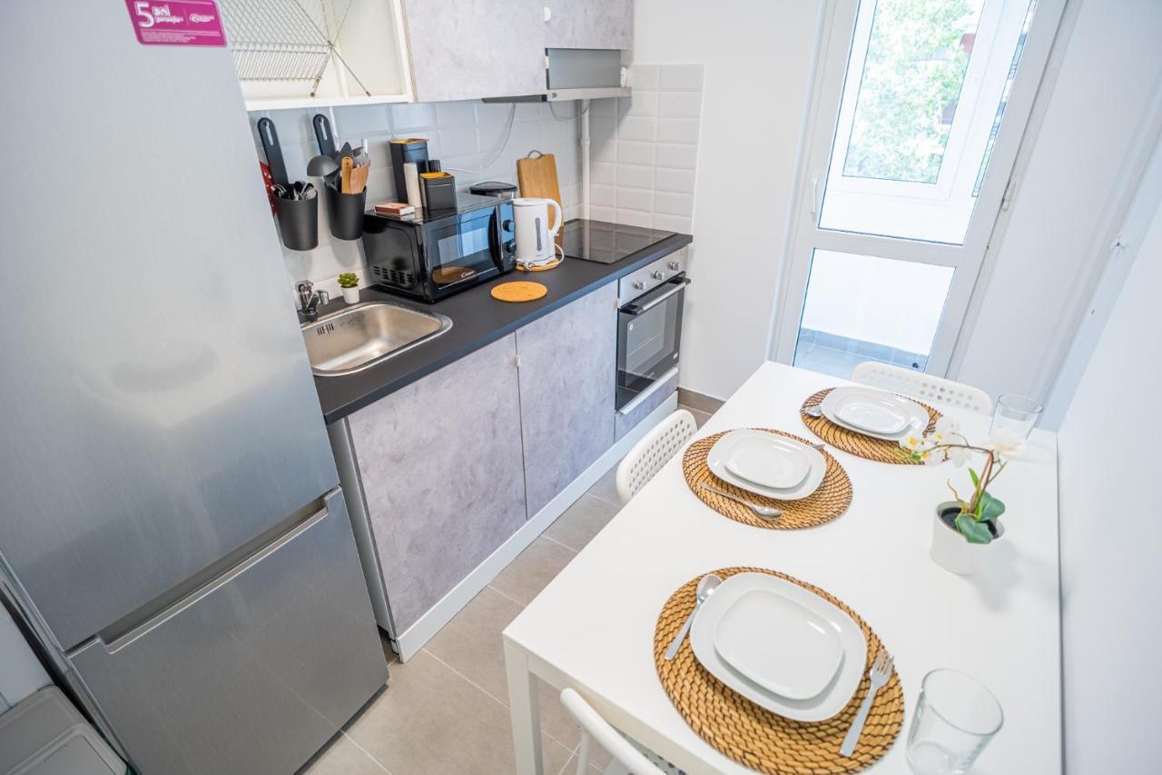 Spacious Newly Renovated 2Br Apartments With Balcony بوخارست المظهر الخارجي الصورة