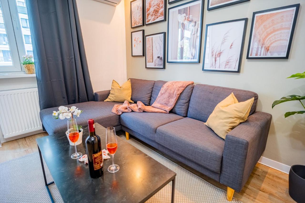 Spacious Newly Renovated 2Br Apartments With Balcony بوخارست المظهر الخارجي الصورة