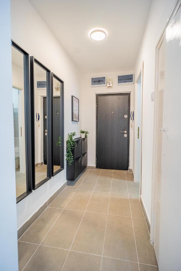Spacious Newly Renovated 2Br Apartments With Balcony بوخارست المظهر الخارجي الصورة