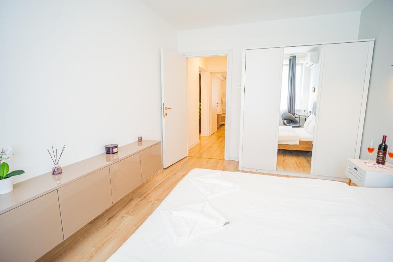 Spacious Newly Renovated 2Br Apartments With Balcony بوخارست المظهر الخارجي الصورة