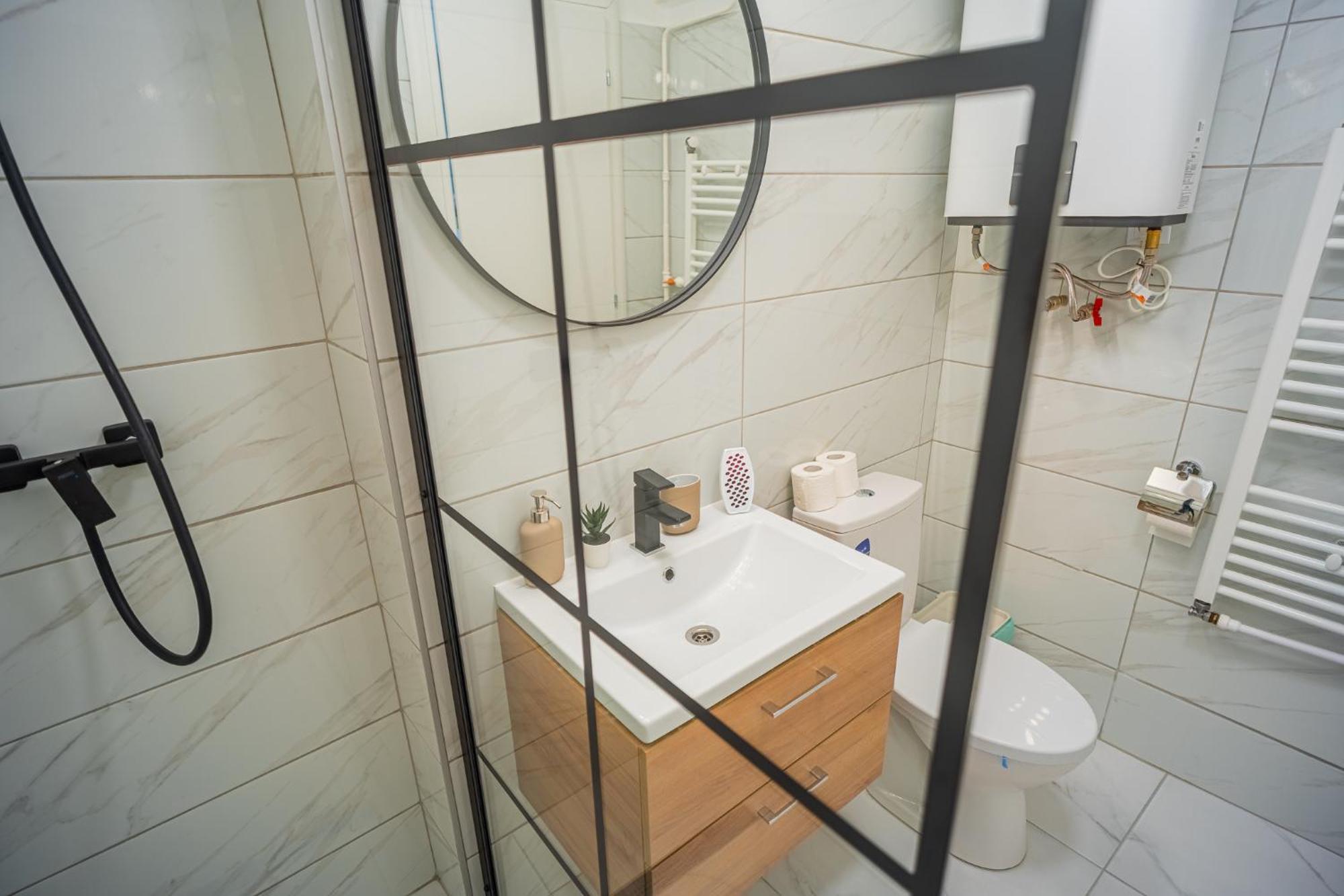 Spacious Newly Renovated 2Br Apartments With Balcony بوخارست المظهر الخارجي الصورة