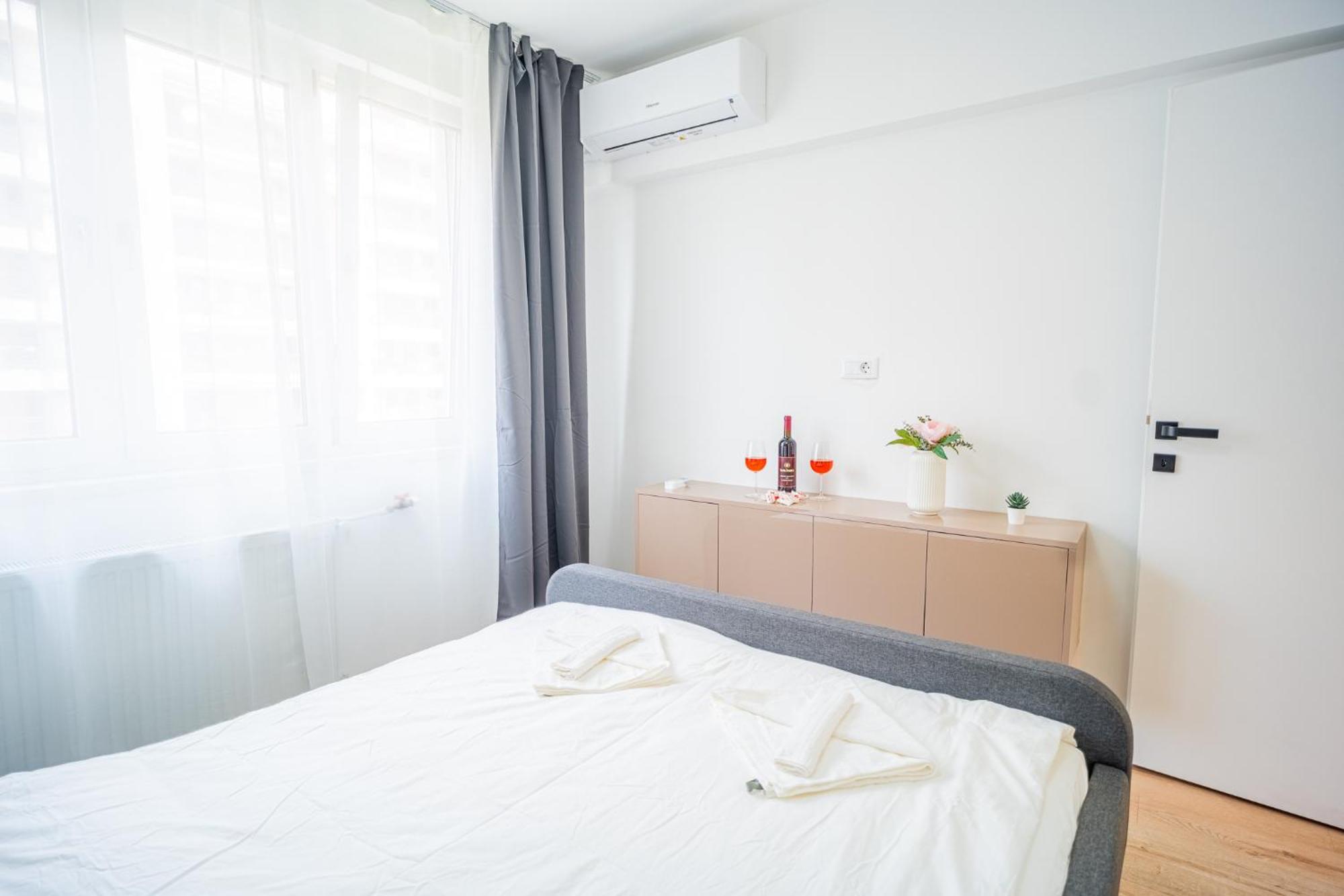 Spacious Newly Renovated 2Br Apartments With Balcony بوخارست المظهر الخارجي الصورة