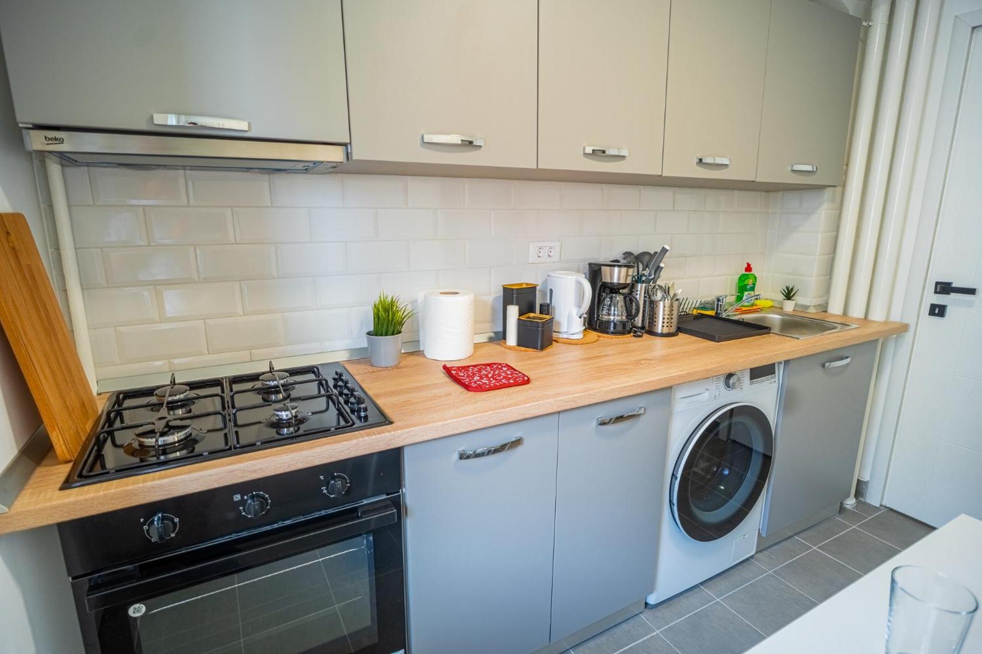 Spacious Newly Renovated 2Br Apartments With Balcony بوخارست المظهر الخارجي الصورة