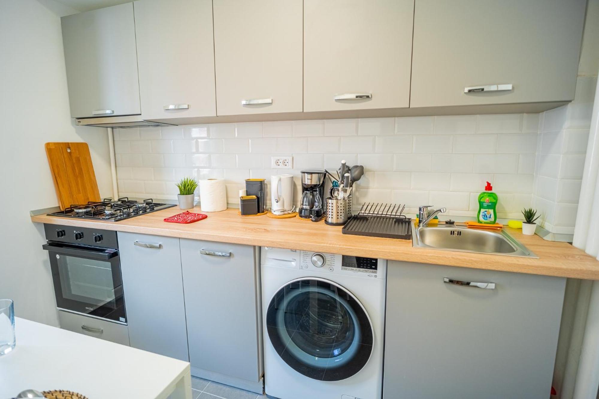 Spacious Newly Renovated 2Br Apartments With Balcony بوخارست المظهر الخارجي الصورة