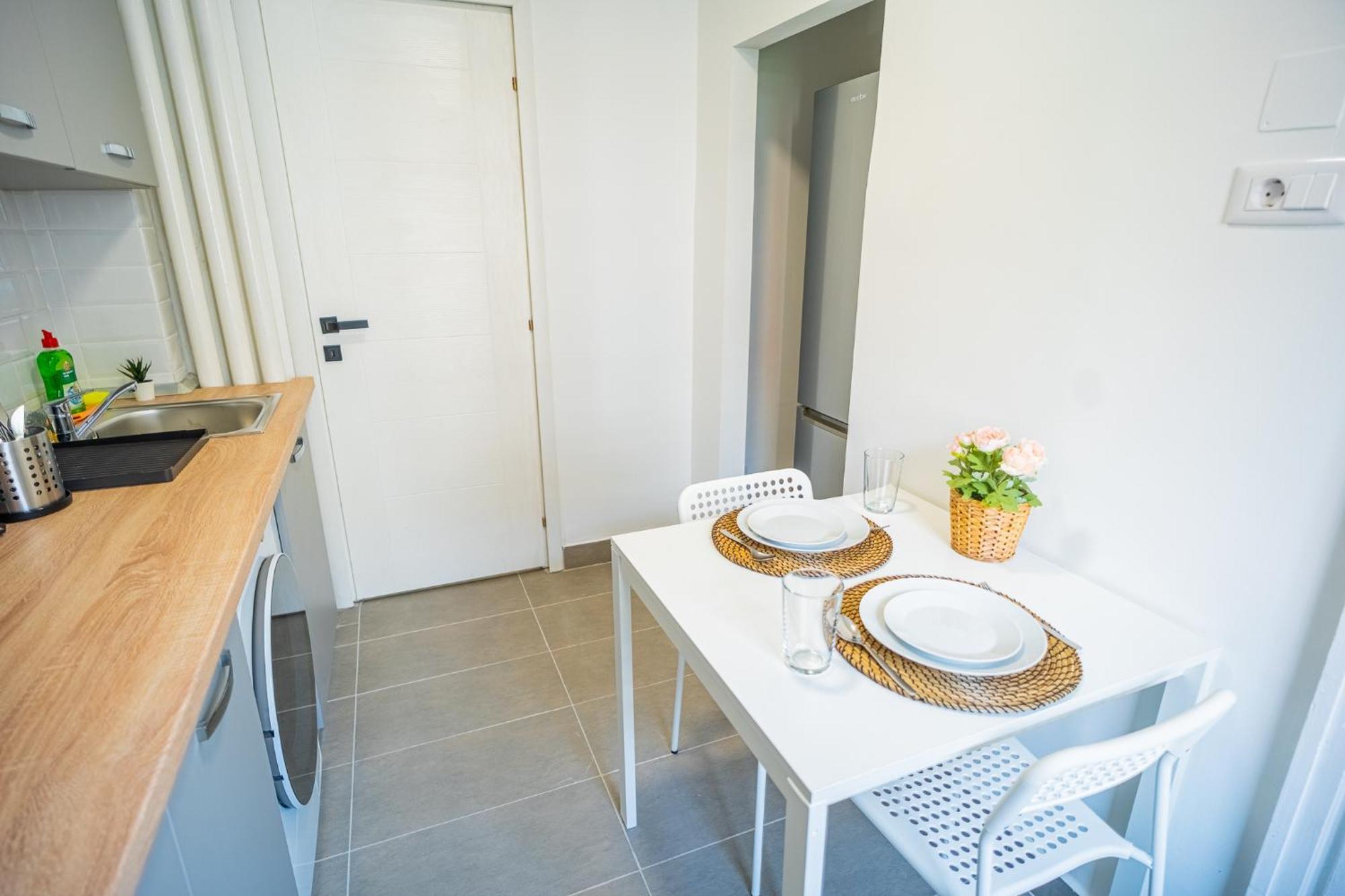 Spacious Newly Renovated 2Br Apartments With Balcony بوخارست المظهر الخارجي الصورة