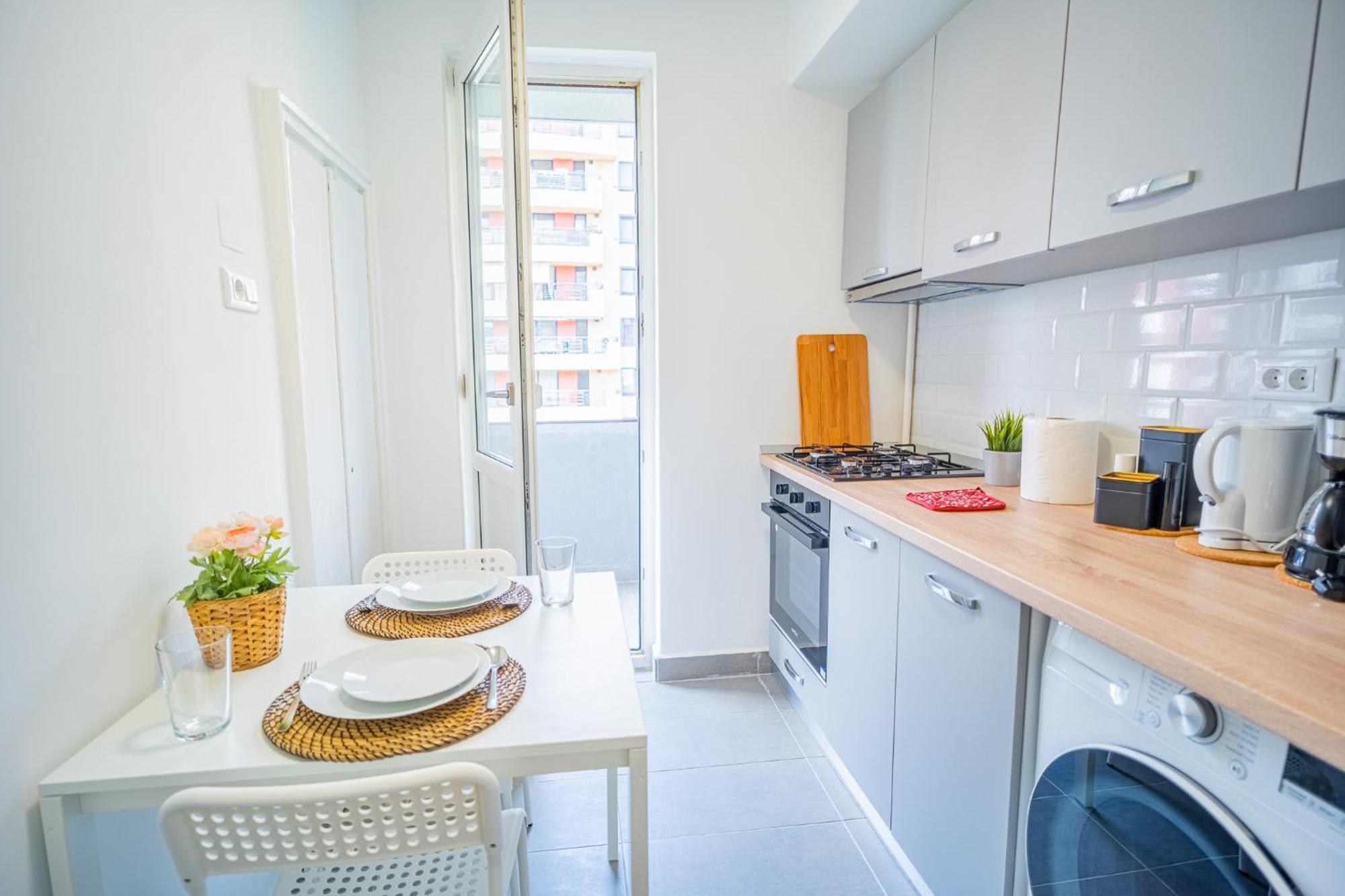 Spacious Newly Renovated 2Br Apartments With Balcony بوخارست المظهر الخارجي الصورة